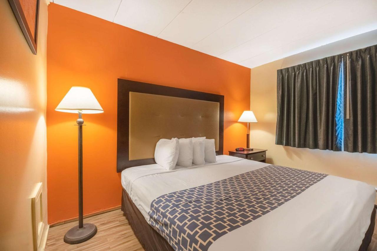 Econo Lodge Inn&Suites Windsor Windsor Locks Esterno foto