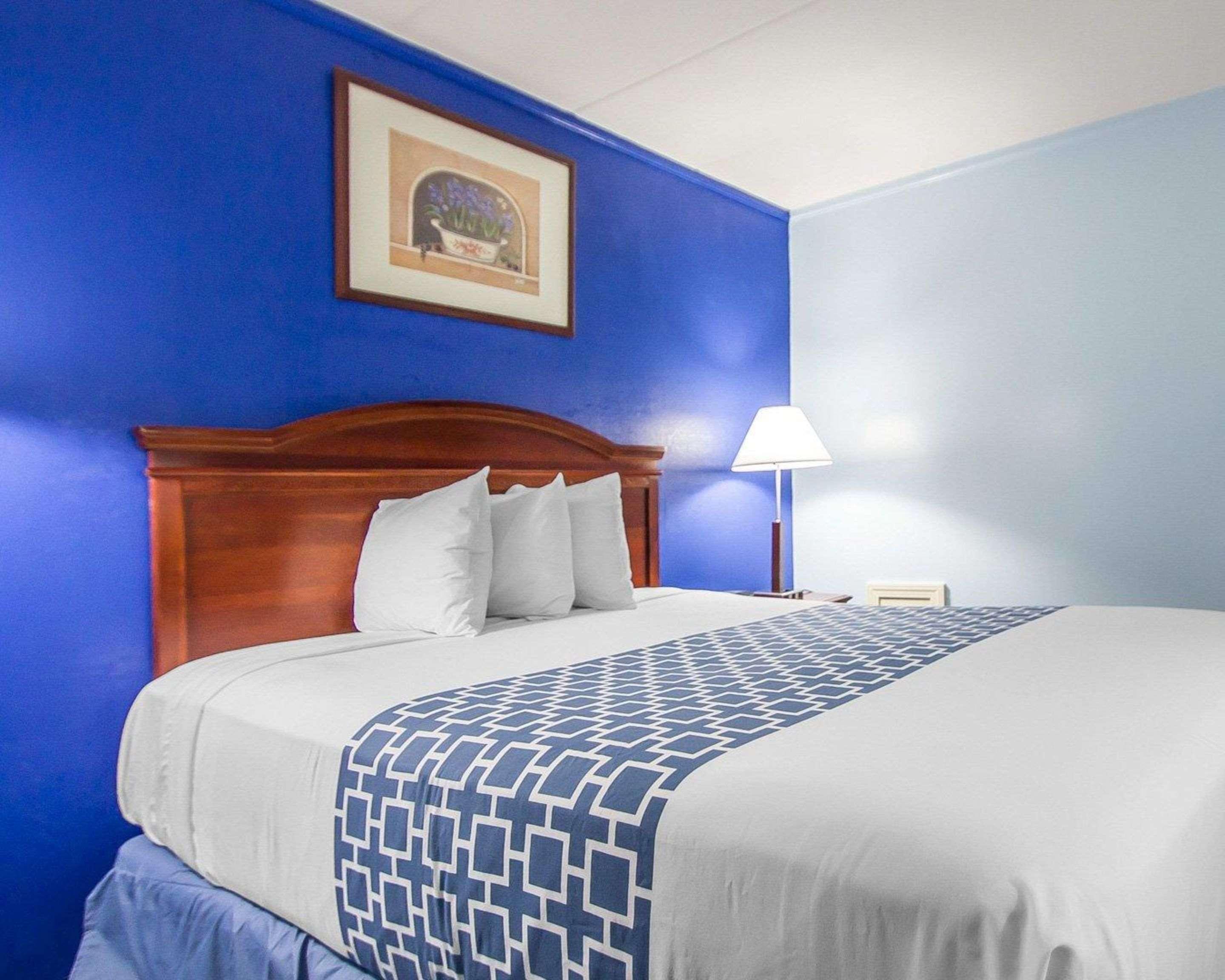 Econo Lodge Inn&Suites Windsor Windsor Locks Esterno foto