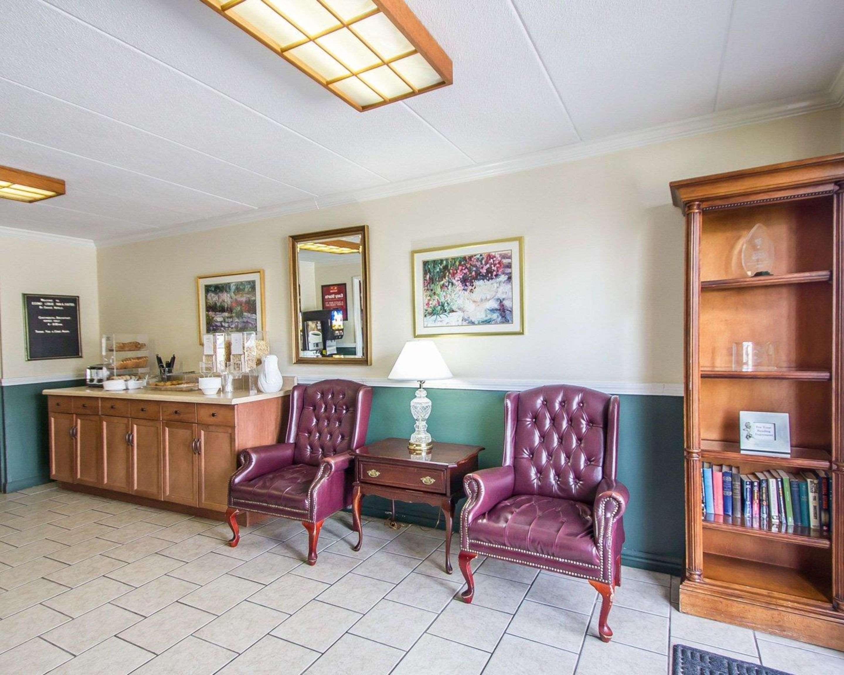 Econo Lodge Inn&Suites Windsor Windsor Locks Esterno foto
