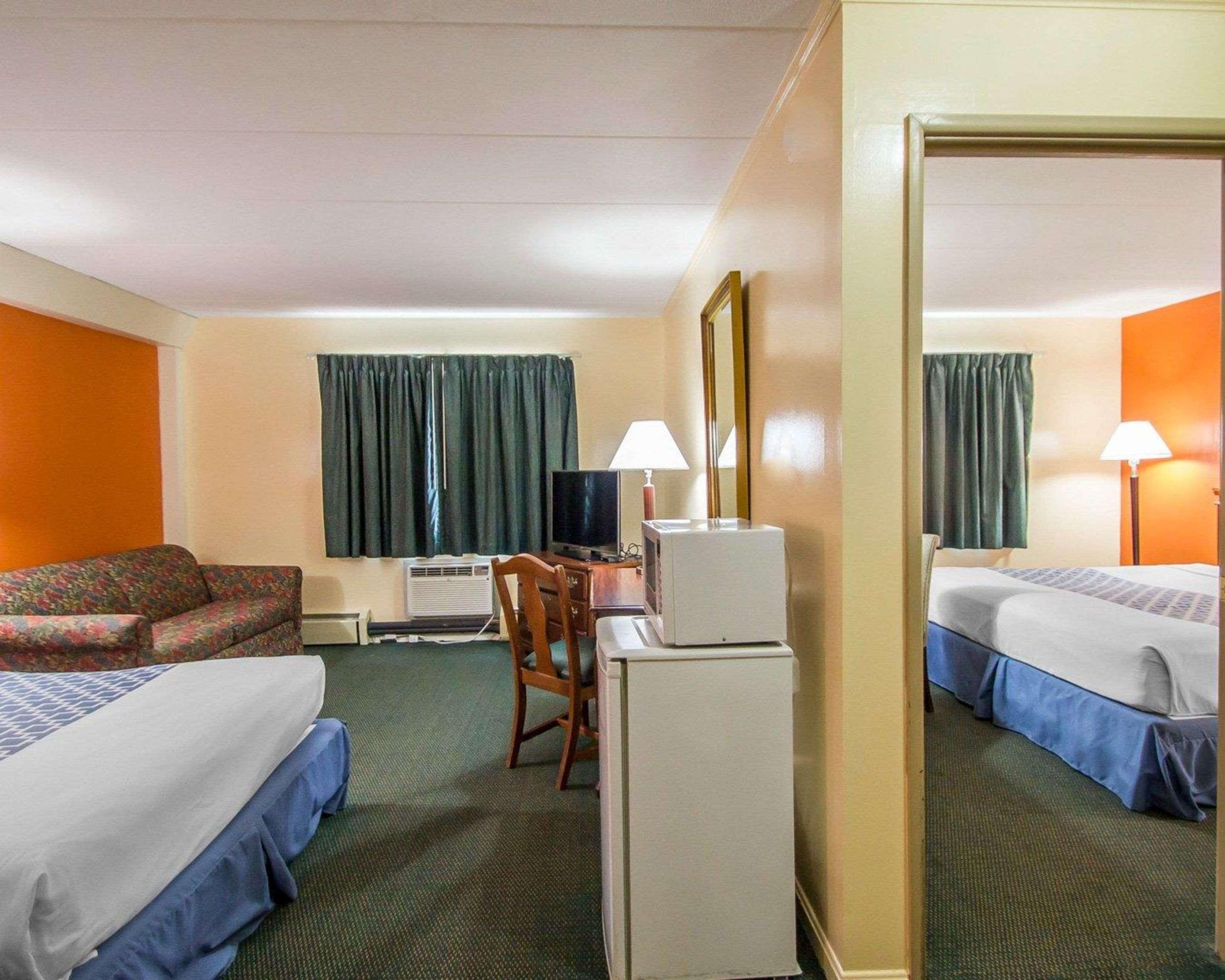 Econo Lodge Inn&Suites Windsor Windsor Locks Esterno foto