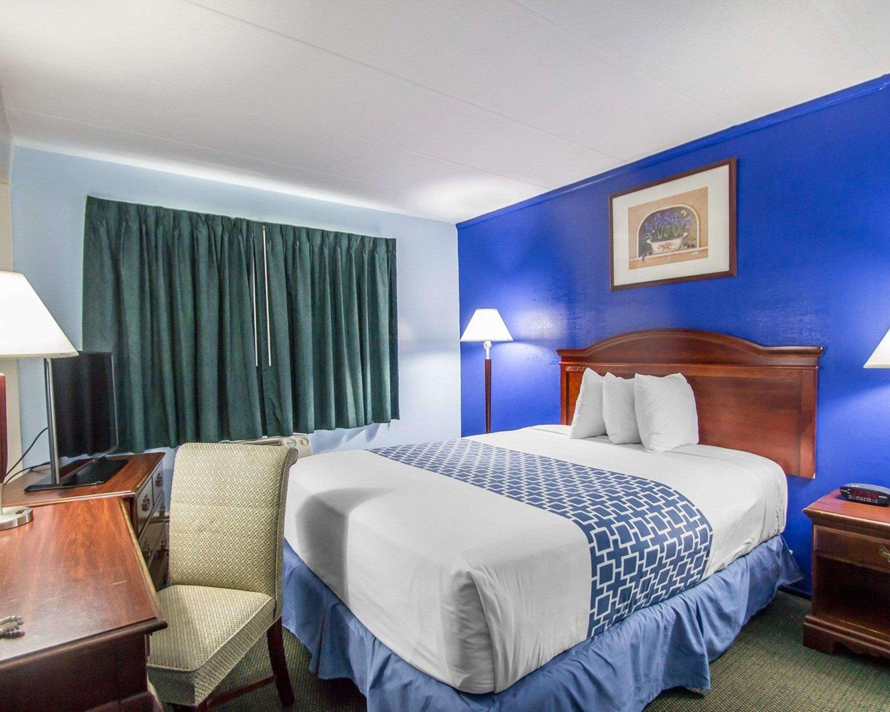Econo Lodge Inn&Suites Windsor Windsor Locks Esterno foto
