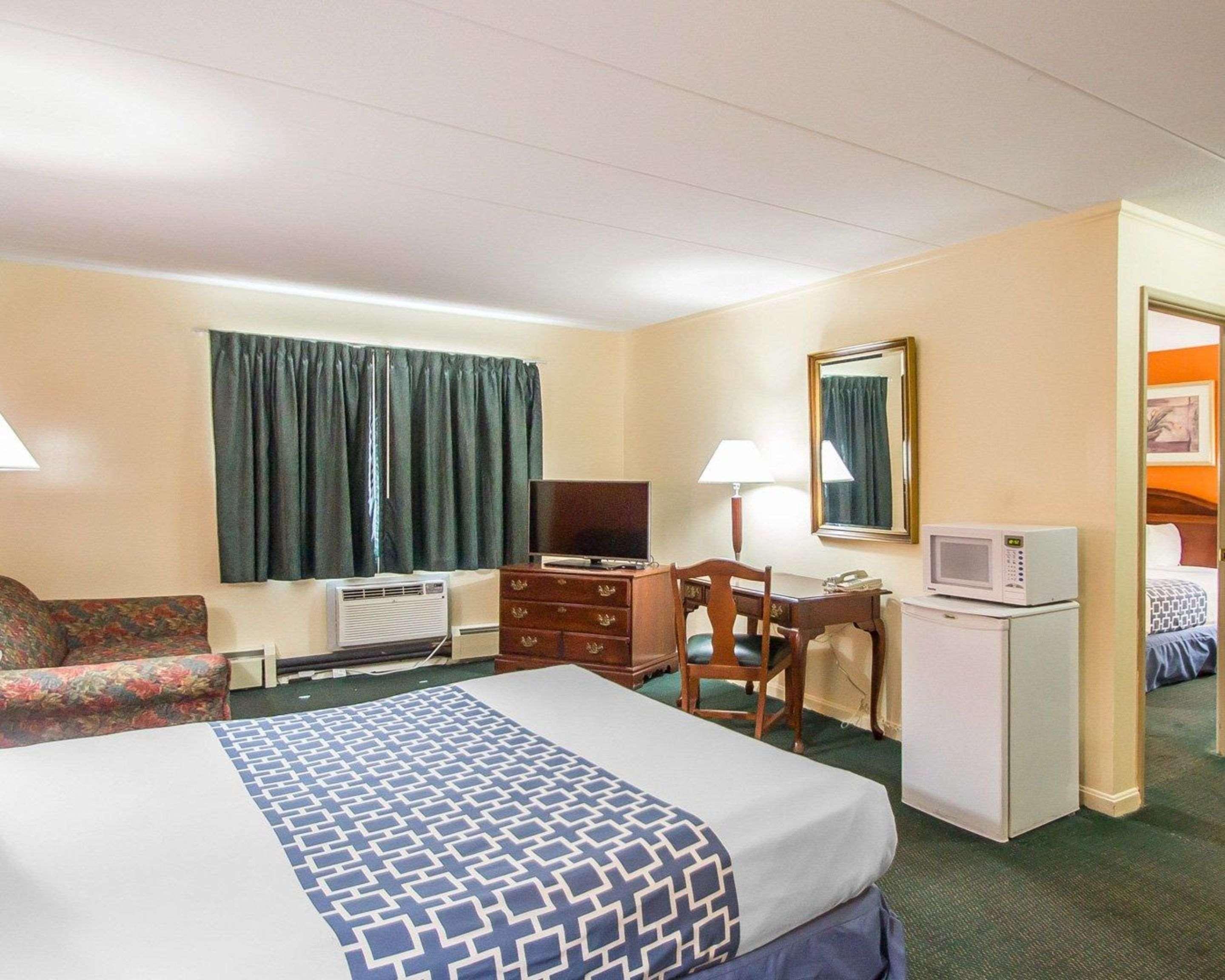 Econo Lodge Inn&Suites Windsor Windsor Locks Esterno foto
