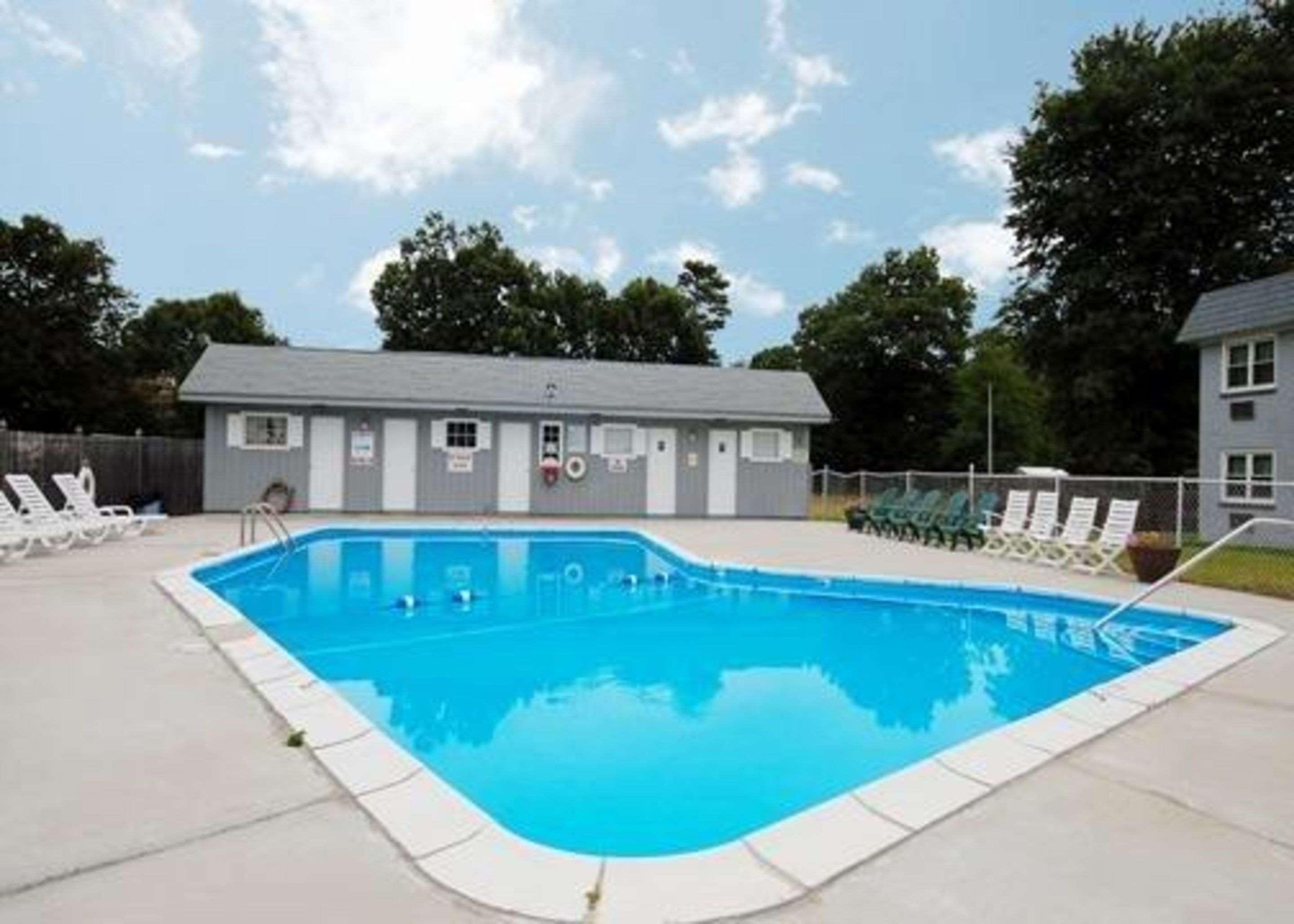 Econo Lodge Inn&Suites Windsor Windsor Locks Esterno foto